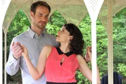 Pauline (Liz Tschirner, r.) gibt sich alle Mühe, Leonard (Christian Feist, l.) das Tanzen beizubringen. Pauline (Liz Tschirner, r.) gibt sich alle Mühe, Leonard (Christian Feist, l.) das Tanzen beizubringen.