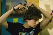 Tommy (Lucas Leppert) hat die Faxen dicke, er schneidet sich seine Haare selbst ab. Tommy (Lucas Leppert) hat die Faxen dicke, er schneidet sich seine Haare selbst ab.