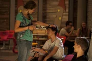 Fritzi (Ernestine Kemnitz) bevormundet ihren Freund Tommy (Lucas Leppert), zur Freude von Justus (Robert Reichert). Fritzi (Ernestine Kemnitz) bevormundet ihren Freund Tommy (Lucas Leppert), zur Freude von Justus (Robert Reichert).