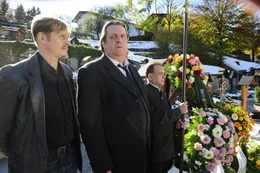 Ignaz Grasegger (Andreas Giebel, 2. von links) und Karl Swoboda (Georg Friedrich, links) auf der Beerdigung.