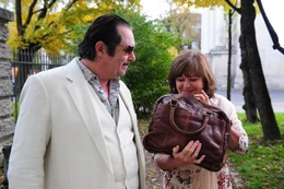 Ignaz und Ursel Grasegger (Andreas Giebel, Gundi Ellert) freuen sich in Verona &uuml;ber ihre Ausbeute.