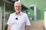 Brandenburg ist Vorreiter der Energiewende. Nirgendwo sonst in Deutschland gibt es pro Einwohner so viel Wind- und Solarenergie. Doch beliebt sind die Anlagen nicht. Wo gebaut werden soll, gibt es oft Protest. Mittlerweile müssen Betreiber die betroffenen Gemeinden finanziell beteiligen. Doch kommt das Geld auch bei den Anwohnern an? Und können Abgaben wie der „Windeuro“ die Stimmung drehen? – Michael Raschemann, Firma „energiequelle“. Brandenburg ist Vorreiter der Energiewende. Nirgendwo sonst in Deutschland gibt es pro Einwohner so viel Wind- und Solarenergie. Doch beliebt sind die Anlagen nicht. Wo gebaut werden soll, gibt es oft Protest. Mittlerweile müssen Betreiber die betroffenen Gemeinden finanziell beteiligen. Doch kommt das Geld auch bei den Anwohnern an? Und können Abgaben wie der „Windeuro“ die Stimmung drehen? – Michael Raschemann, Firma „energiequelle“.