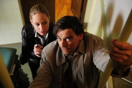 Die Kommissare Schwattke (Katharina Schubert) und Jennerwein (Martin Feifel) wollen den Speicher &uuml;berpr&uuml;fen.