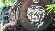 Sogar den abgelegenen Bahnhof von Myloi haben die Sprayer entdeckt. Sogar den abgelegenen Bahnhof von Myloi haben die Sprayer entdeckt.