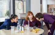 Sofia (Olivia Papoli-Barawati, l.), Tamar (Linda Kummer, M.) und Olli (Arne Kertész, r.) testen ein Experiment. Aber woher hat Tamar die Vorlage für den Versuch? Sofia (Olivia Papoli-Barawati, l.), Tamar (Linda Kummer, M.) und Olli (Arne Kertész, r.) testen ein Experiment. Aber woher hat Tamar die Vorlage für den Versuch?