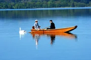 Hochzeit: Konstantin (Moritz Tittel, r.) und Werner (Dirk Galuba, l.) steuern die Seebühne an, auf der die Trauung stattfinden soll. Hochzeit: Konstantin (Moritz Tittel, r.) und Werner (Dirk Galuba, l.) steuern die Seebühne an, auf der die Trauung stattfinden soll.