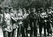 Eine Gruppe Panther steht in einer Reihe, einer hält eine Waffe. Eine Gruppe Panther steht in einer Reihe, einer hält eine Waffe.