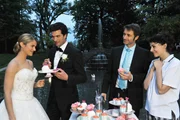 Hochzeit: Nach Cocos Fauxpas mit der Hochzeitstorte vers&uuml;&szlig;t Pauline (Liza Tzschirner, r.) die Hochzeitsfeier mit Cupcakes. Marlene (Lucy Scherer, l.), Konstantin (Moritz Tittel, 2. v. l.) und Veit (Guido Broscheit, 2. v. r.) sind begeistert.