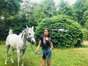 Nelli mit Pferd Bella beim Drohnentraining Nelli mit Pferd Bella beim Drohnentraining