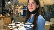 Nelli mit ihrem Modell vom Volocopter im Motionlab Nelli mit ihrem Modell vom Volocopter im Motionlab