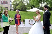Hochzeit: Marlene (Lucy Scherer, 2.v.r., mit Moritz Tittel, r.) gratuliert Sabrina (Sarah Elena Timpe, l. mit Melanie Wiegmann, 2.v.l.), als diese den Brautstrau&szlig; f&auml;ngt.