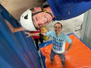 Eric klebt fest! "PUR+"-Moderator Eric Mayer macht ein waghalsiges Experiment, um zu testen, wie gut biobasierte Kleber haften. Kopf&uuml;ber soll er an einem Brett festgeklebt werden und in luftiger H&ouml;he h&auml;ngen. Wie lange wird er kleben bleiben? Andreas Krypczyk, der Entwickler des Klebers, der unter anderem aus Mais, Zitrone und Harz hergestellt wird, unterst&uuml;tzt Eric.