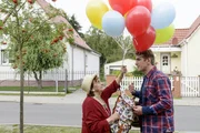 Ob Fritz' (Guido Hammesfahr, r.) Erfindung so genial ist wie gedacht? Der Luftballon-Rucksack soll seiner Oma (Us Conradi, l.) das Einkaufen zum ultraleichten Vergnügen machen. Ob Fritz' (Guido Hammesfahr, r.) Erfindung so genial ist wie gedacht? Der Luftballon-Rucksack soll seiner Oma (Us Conradi, l.) das Einkaufen zum ultraleichten Vergnügen machen.