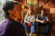 Von links: Frau Schaller (Jule Gartzke), Kriminalhauptkommissarin Emmy Rathgeber (Rosalie Thomass) und Kriminalhauptkommissar Felix Voss (Fabian Hinrichs) im Haus Schaller in Gottesgarten. Von links: Frau Schaller (Jule Gartzke), Kriminalhauptkommissarin Emmy Rathgeber (Rosalie Thomass) und Kriminalhauptkommissar Felix Voss (Fabian Hinrichs) im Haus Schaller in Gottesgarten.