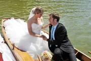 Marlene (Lucy Scherer, l.) ist glücklich, dass ihr Vater Veit (Guido Broscheit, r.) sie zum Altar führen wird. Marlene (Lucy Scherer, l.) ist glücklich, dass ihr Vater Veit (Guido Broscheit, r.) sie zum Altar führen wird.