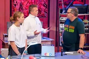 Martha (l.) und Liam (M.) zeigen Elton (r.), wie man alte Elektrogeräte vor dem Verschrotten retten kann. Martha (l.) und Liam (M.) zeigen Elton (r.), wie man alte Elektrogeräte vor dem Verschrotten retten kann.