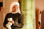 Schwester Claudia hat einen kleinen Schwächeanfall beim Aufräumen, Schwester Lela (Denise M’Baye) findet sie. Schwester Claudia hat einen kleinen Schwächeanfall beim Aufräumen, Schwester Lela (Denise M’Baye) findet sie.