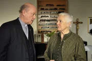 Auch Theres stellt sich auf die Seite des Pfarrers, der beschuldigt wird, einen seiner Firmlinge geohrfeigt zu haben. Von links: Vinzenz Kurz (Hans Stadlbauer) und Theresa Brunner (Ursula Erber).