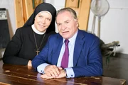 Schwester Hanna (Janina Hartwig) und Bürgermeister Wöller (Fritz Wepper) klären die Philipps über den möglichen Gendefekt ihres zukünftigen Enkels auf. Schwester Hanna (Janina Hartwig) und Bürgermeister Wöller (Fritz Wepper) klären die Philipps über den möglichen Gendefekt ihres zukünftigen Enkels auf.