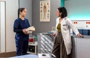 Dr. Leyla Sherbaz (Sanam Afrashteh, r.) plagen verschiedene Krankheitssymptome. Ausgerechnet heute ist ihr Assistenzärztin Sofia Galura (Olivia Papoli-Barawati, l.) zugeteilt. Dr. Leyla Sherbaz (Sanam Afrashteh, r.) plagen verschiedene Krankheitssymptome. Ausgerechnet heute ist ihr Assistenzärztin Sofia Galura (Olivia Papoli-Barawati, l.) zugeteilt.