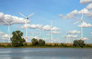 Brandenburg ist Vorreiter der Energiewende. Nirgendwo sonst in Deutschland gibt es pro Einwohner so viel Wind- und Solarenergie. Doch beliebt sind die Anlagen nicht. Wo gebaut werden soll, gibt es oft Protest. Mittlerweile müssen Betreiber die betroffenen Gemeinden finanziell beteiligen. Doch kommt das Geld auch bei den Anwohnern an? Und können Abgaben wie der „Windeuro“ die Stimmung drehen? – Windräder Bertikow Brandenburg ist Vorreiter der Energiewende. Nirgendwo sonst in Deutschland gibt es pro Einwohner so viel Wind- und Solarenergie. Doch beliebt sind die Anlagen nicht. Wo gebaut werden soll, gibt es oft Protest. Mittlerweile müssen Betreiber die betroffenen Gemeinden finanziell beteiligen. Doch kommt das Geld auch bei den Anwohnern an? Und können Abgaben wie der „Windeuro“ die Stimmung drehen? – Windräder Bertikow