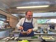 Der Wirt und Küchenchef Stefan Fuß vom Goldenen Stern in Rohrbach bei der Zubereitung seiner Hauptspeise: Geflammte Short Ripp und lauwarmer Bohnensalat. Der Wirt und Küchenchef Stefan Fuß vom Goldenen Stern in Rohrbach bei der Zubereitung seiner Hauptspeise: Geflammte Short Ripp und lauwarmer Bohnensalat.