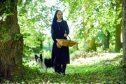Schwester Agnes (Emanuela von Frankenberg) sammelt Kräuter. Schwester Agnes (Emanuela von Frankenberg) sammelt Kräuter.