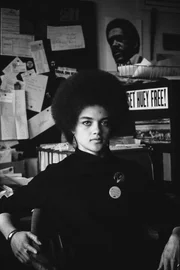 Kathleen Cleaver ist seit 1967 Mitglied der Black Panthers und nimmt als erste Frau eine Position in der Parteiführung ein. Kathleen Cleaver ist seit 1967 Mitglied der Black Panthers und nimmt als erste Frau eine Position in der Parteiführung ein.
