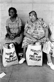 Zwei Frauen mit Säcken voller Lebensmittel vom „People's Free Food Program“, einem der Überlebensprogramme der Black Panthers. Zwei Frauen mit Säcken voller Lebensmittel vom „People's Free Food Program“, einem der Überlebensprogramme der Black Panthers.
