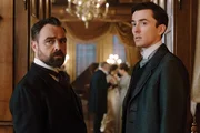 Oskar (Juergen Maurer, l.) und Max (Matthew Beard, r.) mischen sich unter die Feiernden, um weitere Hinweise zu finden. Oskar (Juergen Maurer, l.) und Max (Matthew Beard, r.) mischen sich unter die Feiernden, um weitere Hinweise zu finden.