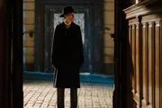 Max Liebermann (Matthew Beard) in einem Wiener Hinterhof, auf der Suche nach dem Täter. Max Liebermann (Matthew Beard) in einem Wiener Hinterhof, auf der Suche nach dem Täter.