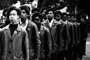 Black Panthers stellen sich bei einer Versammlung im DeFremery Park im Ghetto von West Oakland auf. Gregory Harrison, Student der Oakland Tech und Black-Panther-Aktivist, steht vorne in der ersten Reihe. Black Panthers stellen sich bei einer Versammlung im DeFremery Park im Ghetto von West Oakland auf. Gregory Harrison, Student der Oakland Tech und Black-Panther-Aktivist, steht vorne in der ersten Reihe.
