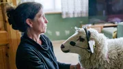Tier&auml;rztin und Tiertrainerin Katja Hawliczek mit einem der tierischen Hauptdarsteller.