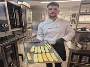 Der Koch Bogdan Timis vom Schloss Blumenthal in Aichach bereitet die Hauptspeise zu: Zucchiniröllchen mit Tofu-Lauchfüllung auf Tomatenragout mit Gemüse-Couscous. Der Koch Bogdan Timis vom Schloss Blumenthal in Aichach bereitet die Hauptspeise zu: Zucchiniröllchen mit Tofu-Lauchfüllung auf Tomatenragout mit Gemüse-Couscous.