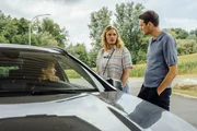 Von links: Frau Schaller (Jule Gartzke), Kriminalhauptkommissarin Emmy Rathgeber (Rosalie Thomass) und Kriminalhauptkommissar Felix Voss (Fabian Hinrichs) in Gottesgarten. Von links: Frau Schaller (Jule Gartzke), Kriminalhauptkommissarin Emmy Rathgeber (Rosalie Thomass) und Kriminalhauptkommissar Felix Voss (Fabian Hinrichs) in Gottesgarten.