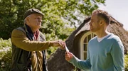 Der Schäfer Ulf Kröger (Till Huster, l.) hat Ärger mit dem Hausbesitzer Simon Harder (Bernhard Piesk, r.): Seine ausgebrochenen Schafe sollen Harders Garten verwüstet und dessen Pool verschmutzt haben. Der Schäfer Ulf Kröger (Till Huster, l.) hat Ärger mit dem Hausbesitzer Simon Harder (Bernhard Piesk, r.): Seine ausgebrochenen Schafe sollen Harders Garten verwüstet und dessen Pool verschmutzt haben.
