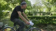 Claus Rehm auf dem Weg zu einem Grabstein, den er sich auf dem Nordfriedhof ansehen will.