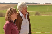 Erstaunt sehen Vroni und Karl, wie die Lansinger und Wangener ohne Streitereien gemeinsam graben. Von links: Veronika Brunner (Senta Auth) und Karl Kurz (Henner Quest).