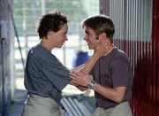 Stürmisches Wiedersehen von Conny (Kristin Lenhardt) und Olli (Eric Benz), der sich mit einem Bautrupp ins Gefängnis eingeschlichen hat. Stürmisches Wiedersehen von Conny (Kristin Lenhardt) und Olli (Eric Benz), der sich mit einem Bautrupp ins Gefängnis eingeschlichen hat.