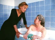 Mona (Anja Beatrice Dukas, li.) warnt Uschi (Barbara Freier). Sie soll Jule in Ruhe lassen. Mona (Anja Beatrice Dukas, li.) warnt Uschi (Barbara Freier). Sie soll Jule in Ruhe lassen.