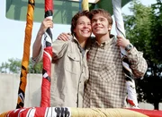 Sonja Zietlow präsentiert „Die 10 dramatischsten Momente bei 'Hinter Gittern'“. Conny (Kristin Lenhardt) und Olli (Eric Benz) fliehen in einem Ballon der Freiheit entgegen. Sonja Zietlow präsentiert „Die 10 dramatischsten Momente bei 'Hinter Gittern'“. Conny (Kristin Lenhardt) und Olli (Eric Benz) fliehen in einem Ballon der Freiheit entgegen.
