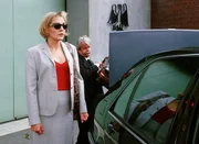 Mona (Anja Beatrice Dukas) hat durch den Verrat an ihrer Tochter Jule ihre vorzeitige Entlassung erwirkt und wird von Mühlfelds Chauffeur abgeholt. Mona (Anja Beatrice Dukas) hat durch den Verrat an ihrer Tochter Jule ihre vorzeitige Entlassung erwirkt und wird von Mühlfelds Chauffeur abgeholt.