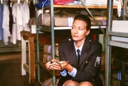Eva Baal (Karen Böhne) findet zufällig im Wäschereilager die Kittler geklauten Schliesserschlüssel und hat den Plan, sie rot einzufärben, um herauszufinden, welche der Gefangenen die Schlüssel in Besitz hat. Eva Baal (Karen Böhne) findet zufällig im Wäschereilager die Kittler geklauten Schliesserschlüssel und hat den Plan, sie rot einzufärben, um herauszufinden, welche der Gefangenen die Schlüssel in Besitz hat.