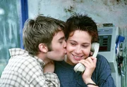 Conny (Kristin Lenhardt) und Olli (Eric Benz) sind sicher in Polen gelandet und telefonieren mit Jule. Conny (Kristin Lenhardt) und Olli (Eric Benz) sind sicher in Polen gelandet und telefonieren mit Jule.