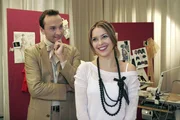 Hugo (Hubertus Regout, l.) h&ouml;rt geduldig zu, als Hannah (Laura Osswald, r.) ihm von ihrem Arbeitstag mit Bruno vorschw&auml;rmt.