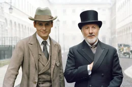 Sir James Matthew Barrie (Johnny Depp, l.); Charles Frohman (Dustin Hoffman, r.)