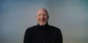 Matthias Sammer will sich mit der DDR für die WM 1990 qualifizieren. Wenige Tage vor dem entscheidenden Spiel fällt die Mauer - und stürzt die Spieler in eine unsichere Zukunft. Matthias Sammer will sich mit der DDR für die WM 1990 qualifizieren. Wenige Tage vor dem entscheidenden Spiel fällt die Mauer - und stürzt die Spieler in eine unsichere Zukunft.