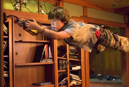 Schon nach dem ersten Spielzug geschehen merkw&uuml;rdige Dinge: Danny (Jonah Bobo) muss erkennen, dass sich das Haus im Weltall befindet ...