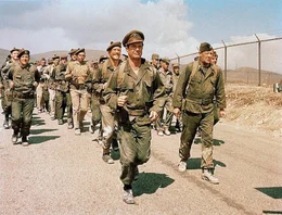 Maj. Alan Crown (Cliff Robertson, Mi.) und Lt. Colbert Frederick (William Holden, re.) trainieren eine Sondereinheit.