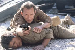 Sergeant Pete "Ox" Anderson (Christian Slater,o.) und Private Charlie Whithorse (Roger Willie).